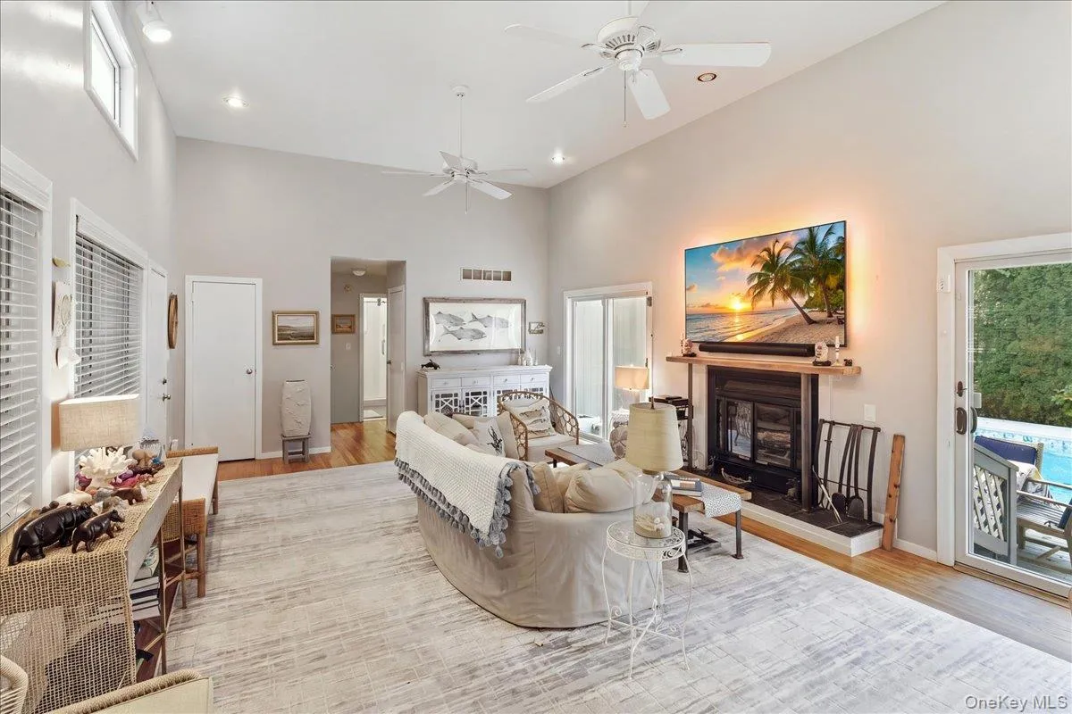 10 Glenmore Road, Southampton, New York 11946