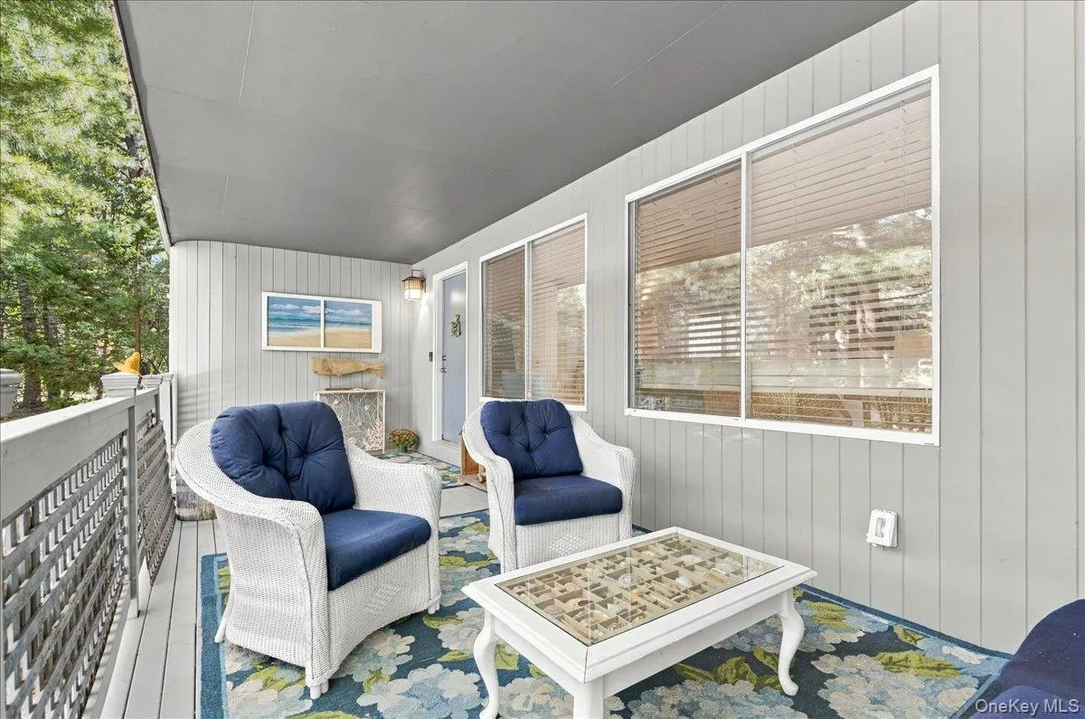 10 Glenmore Road, Southampton, New York 11946