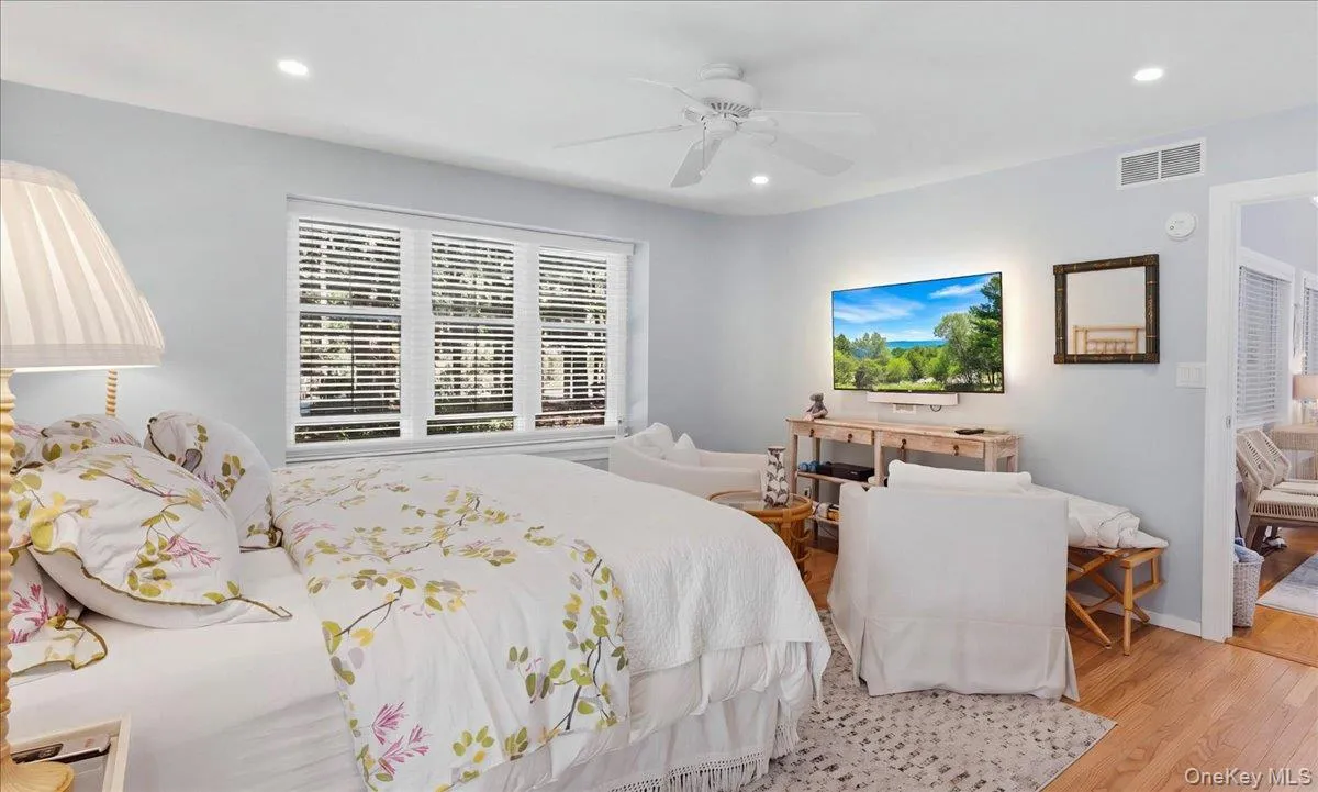 10 Glenmore Road, Southampton, New York 11946