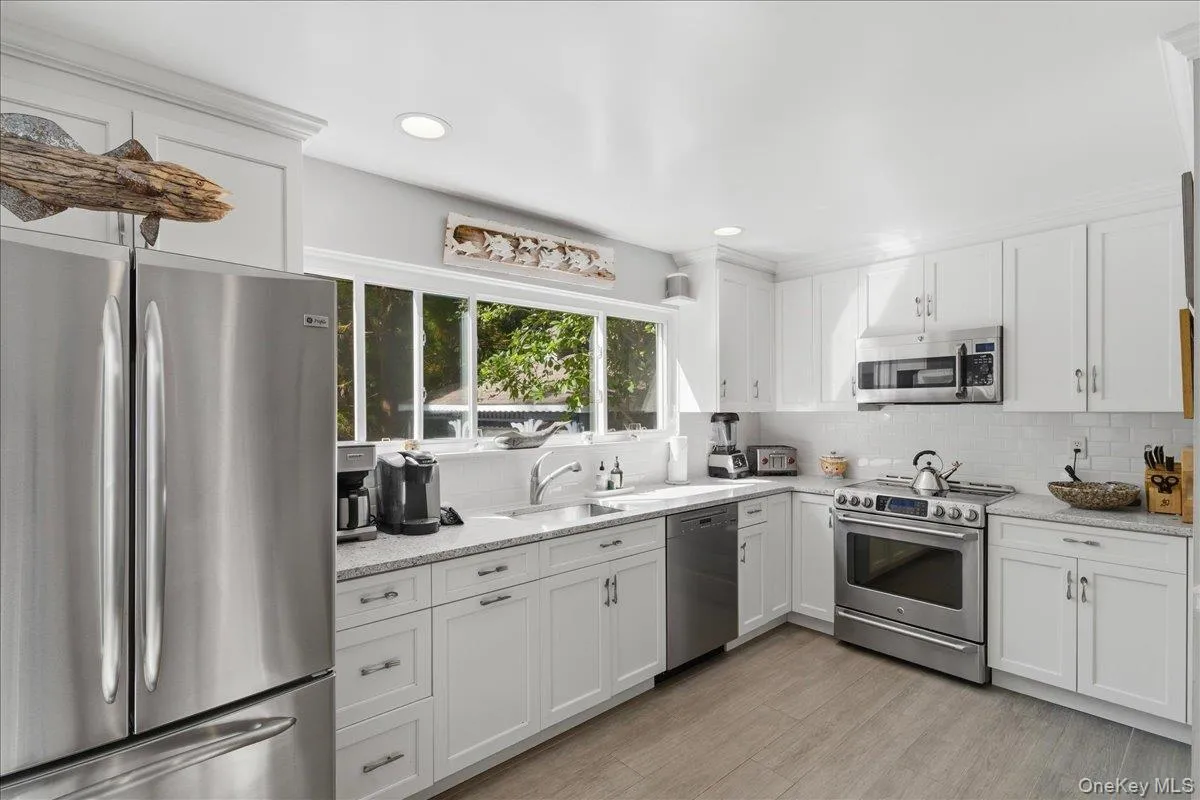 10 Glenmore Road, Southampton, New York 11946