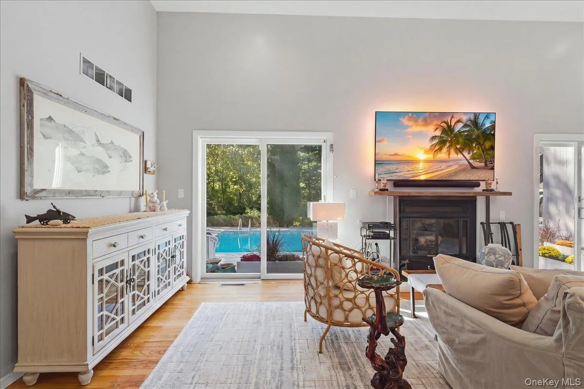10 Glenmore Road, Southampton, New York 11946