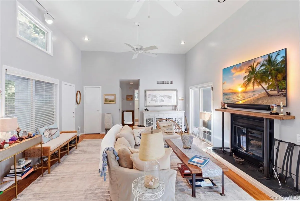 10 Glenmore Road, Southampton, New York 11946