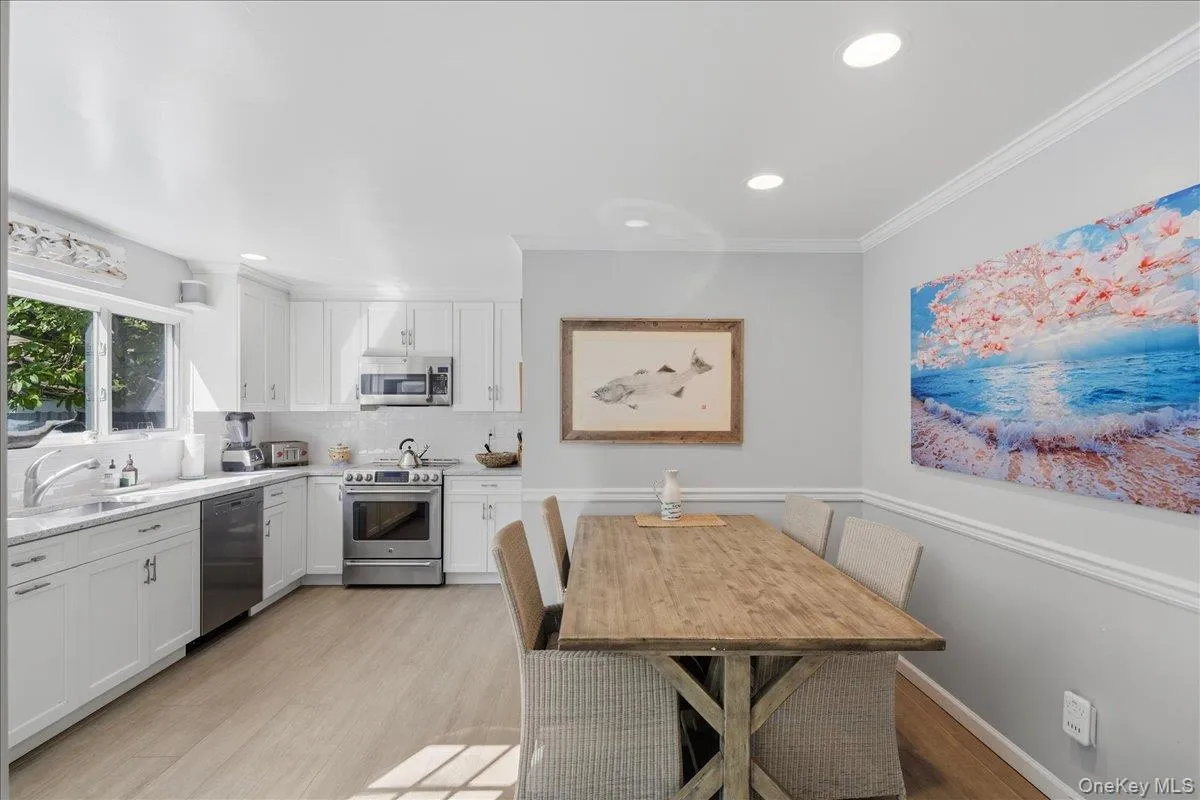 10 Glenmore Road, Southampton, New York 11946
