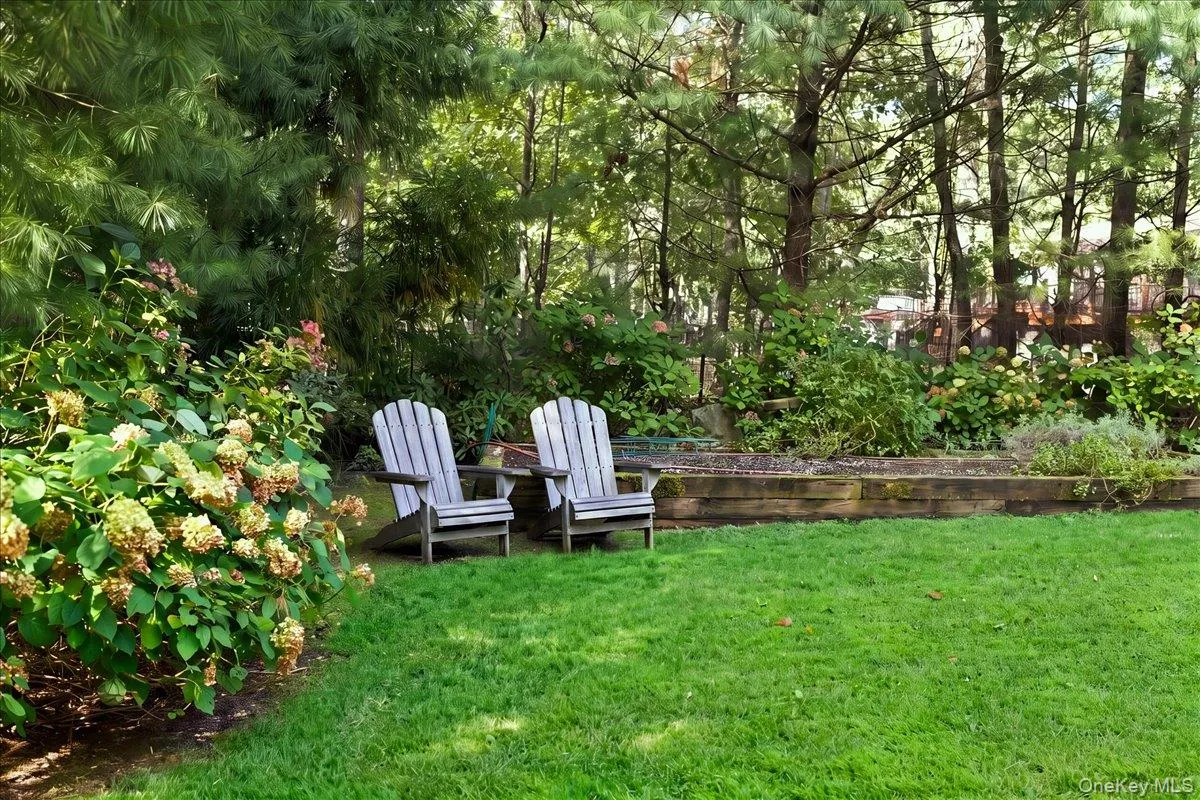10 Glenmore Road, Southampton, New York 11946