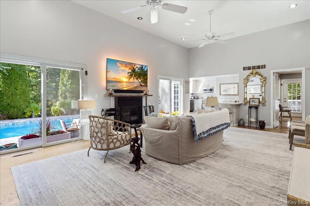 10 Glenmore Road, Southampton, New York 11946