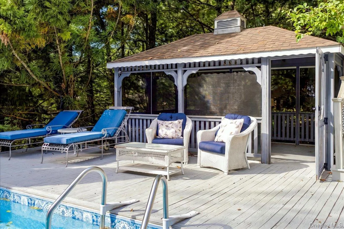 10 Glenmore Road, Southampton, New York 11946