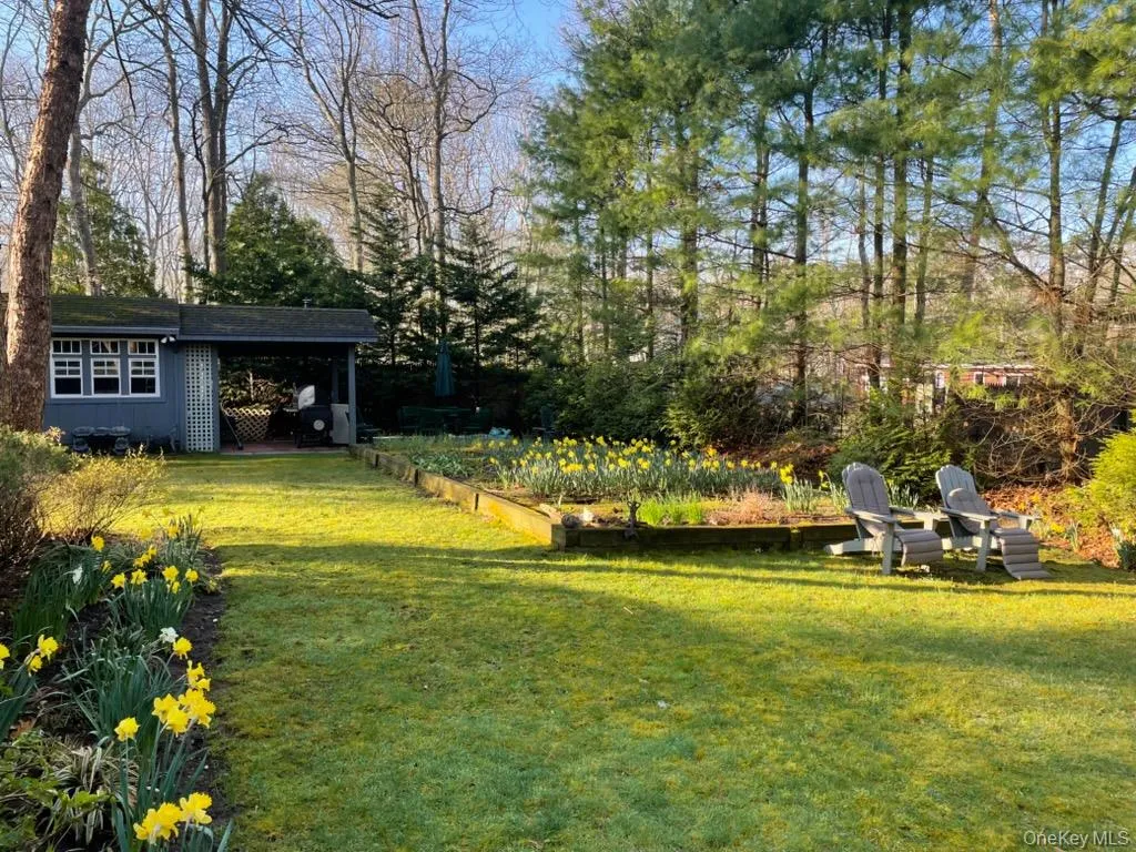 10 Glenmore Road, Southampton, New York 11946