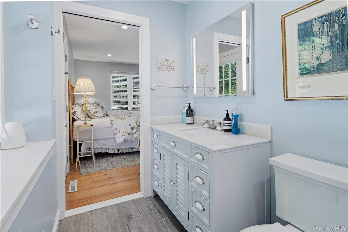 10 Glenmore Road, Southampton, New York 11946