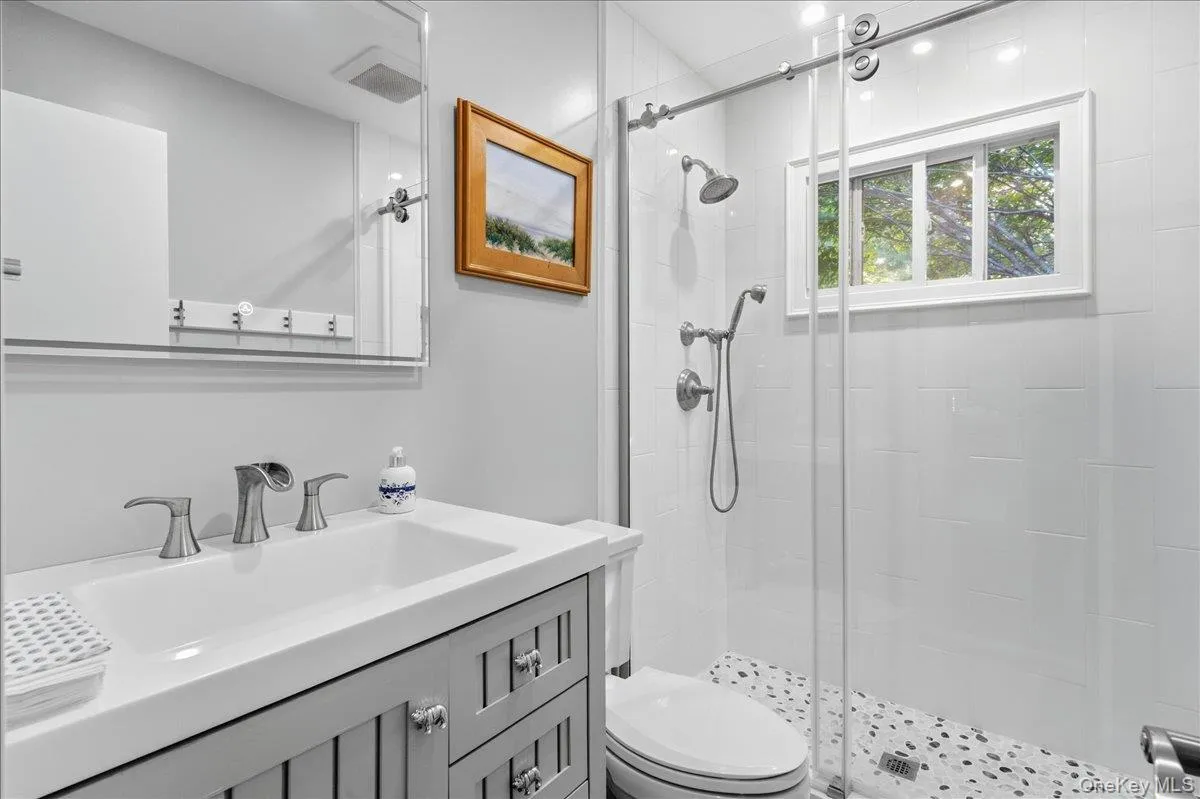 10 Glenmore Road, Southampton, New York 11946
