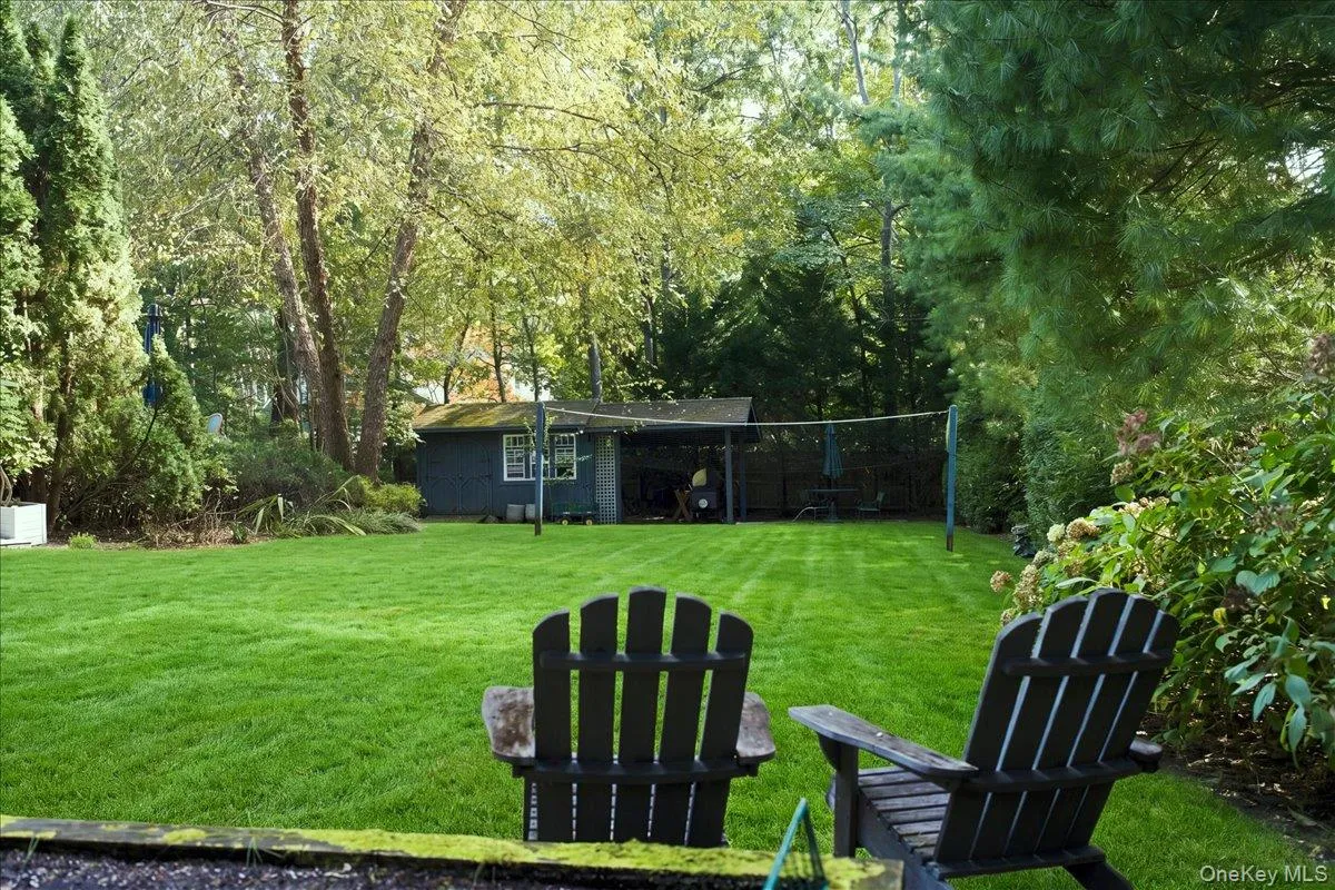 10 Glenmore Road, Southampton, New York 11946