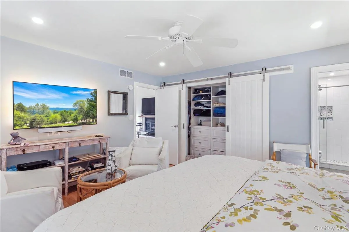 10 Glenmore Road, Southampton, New York 11946