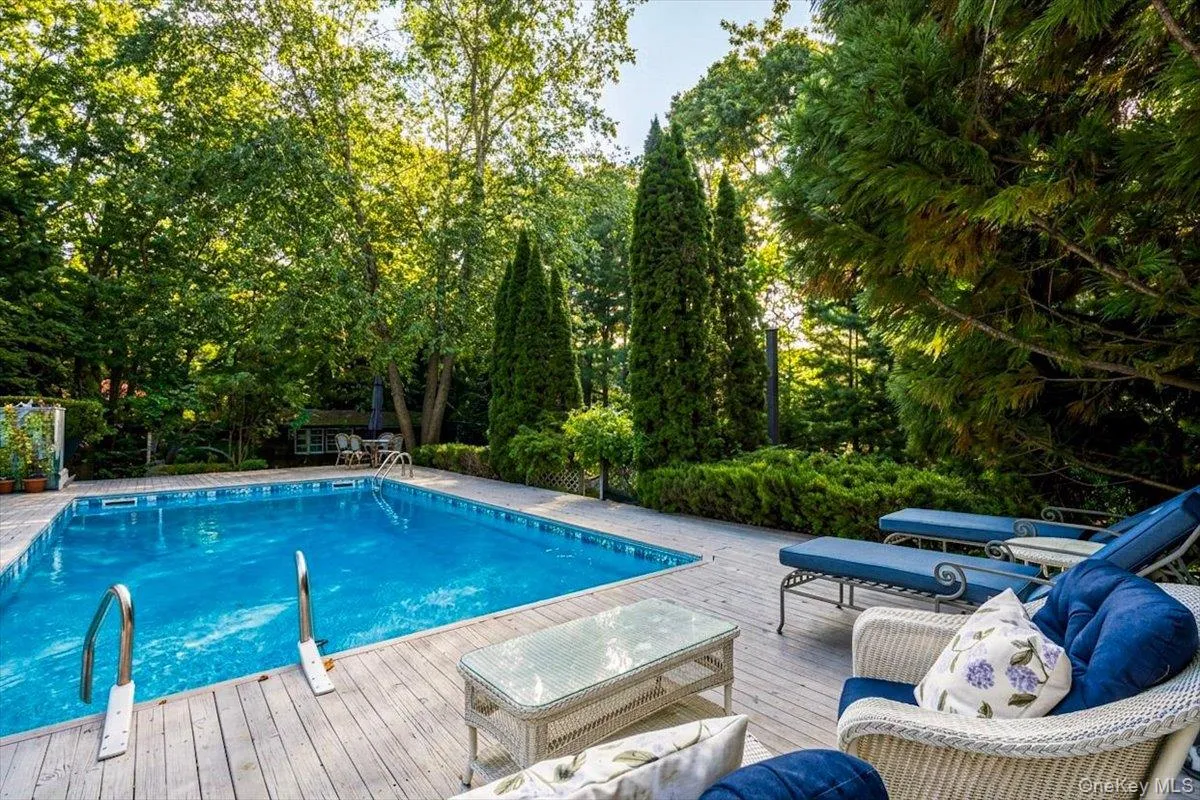 10 Glenmore Road, Southampton, New York 11946