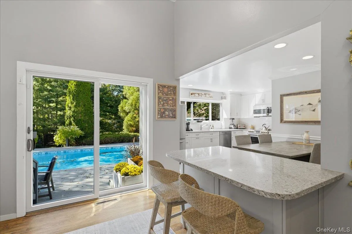 10 Glenmore Road, Southampton, New York 11946