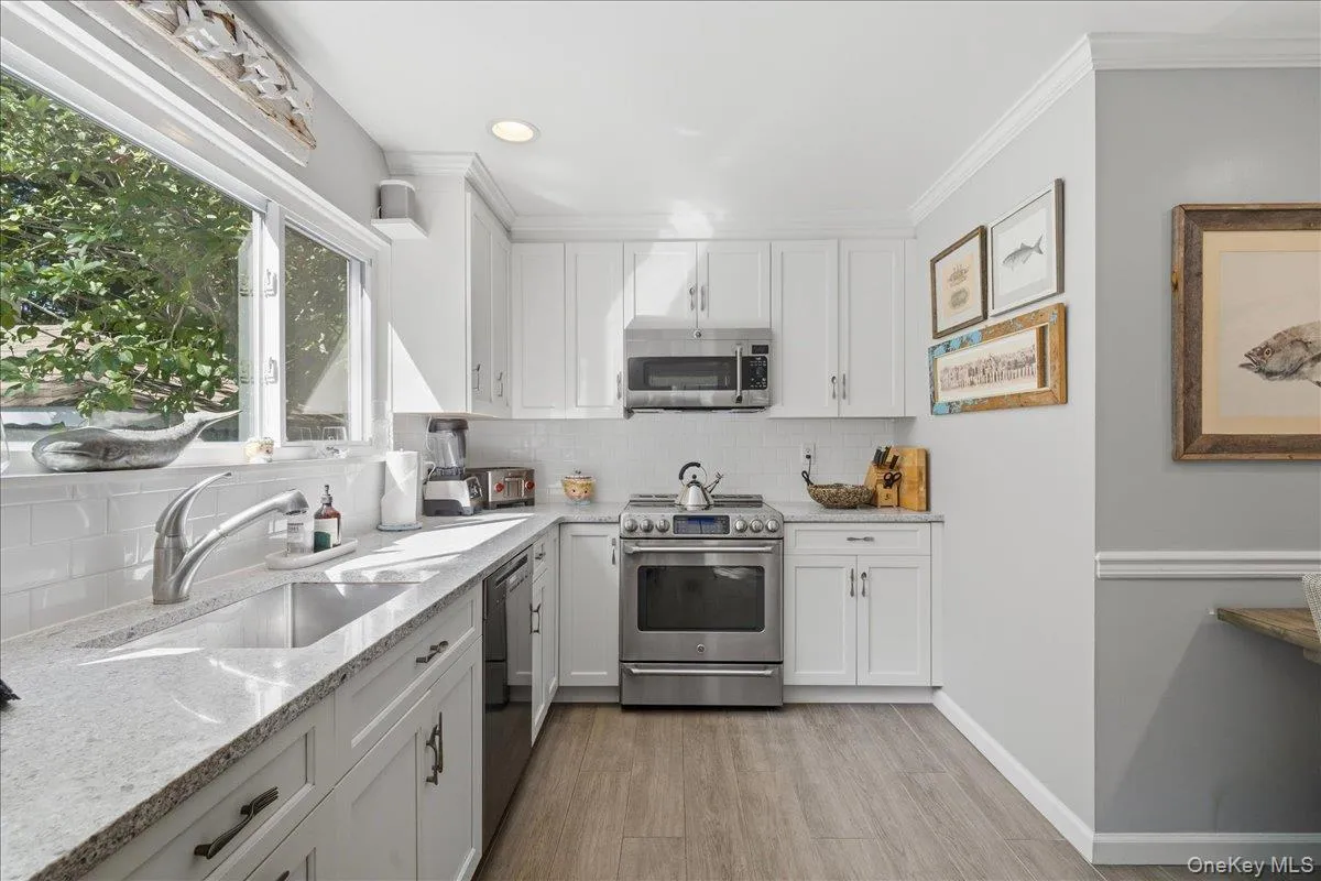 10 Glenmore Road, Southampton, New York 11946