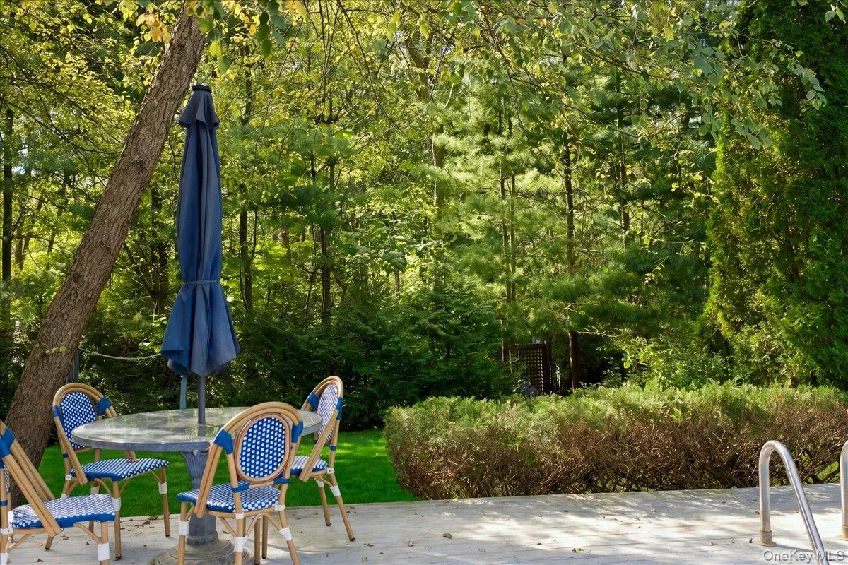 10 Glenmore Road, Southampton, New York 11946