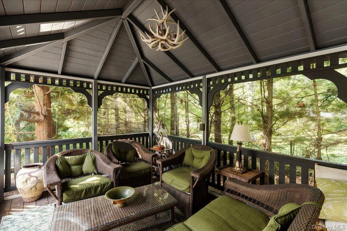 10 Glenmore Road, Southampton, New York 11946