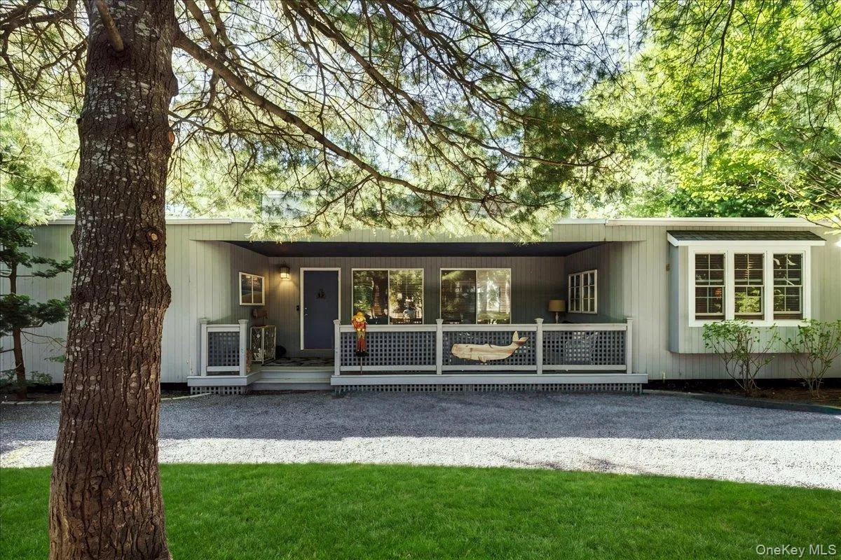 10 Glenmore Road, Southampton, New York 11946