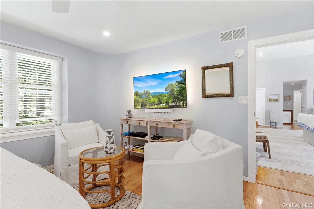 10 Glenmore Road, Southampton, New York 11946