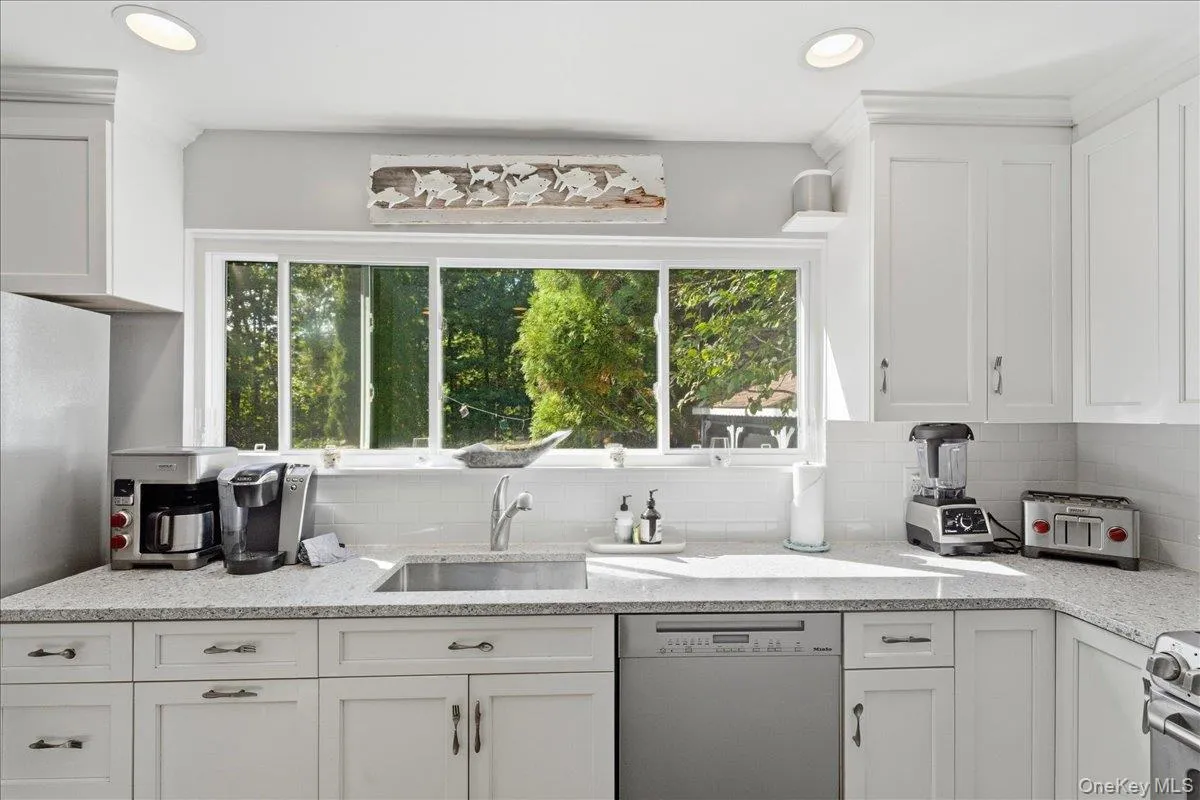 10 Glenmore Road, Southampton, New York 11946
