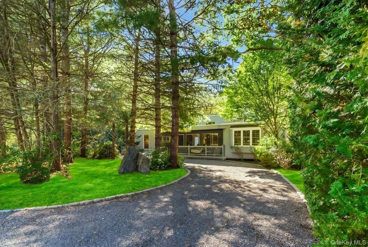 10 Glenmore Road, Southampton, New York 11946