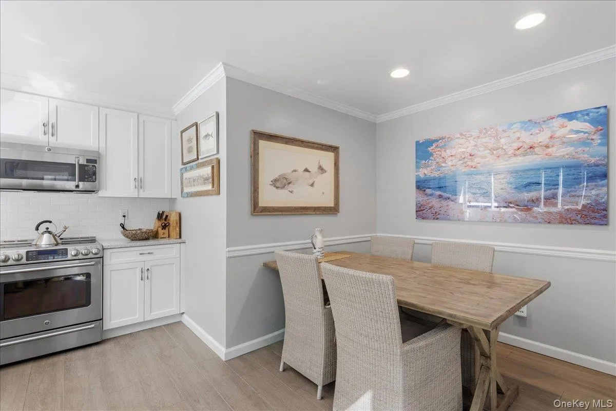 10 Glenmore Road, Southampton, New York 11946