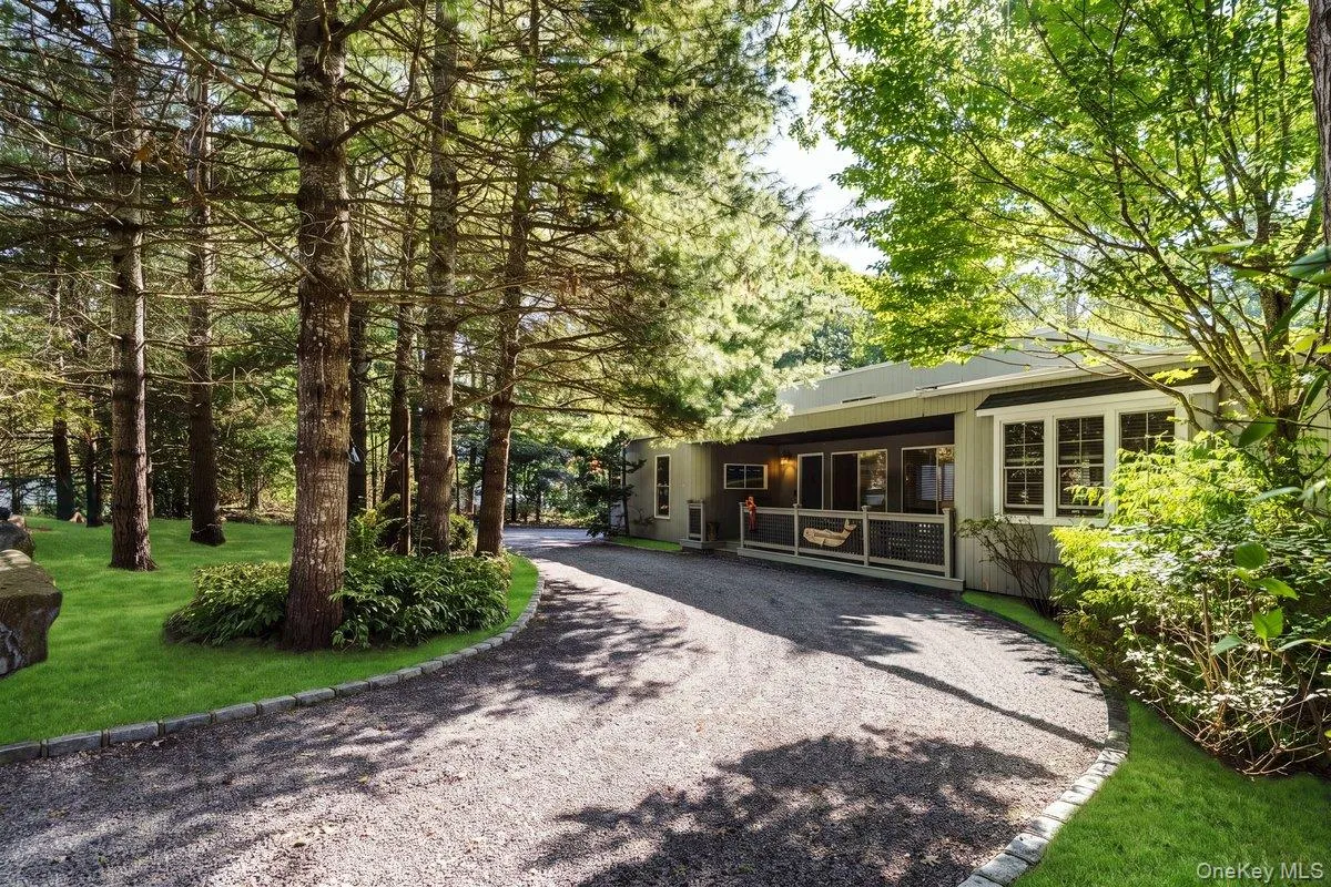 10 Glenmore Road, Southampton, New York 11946