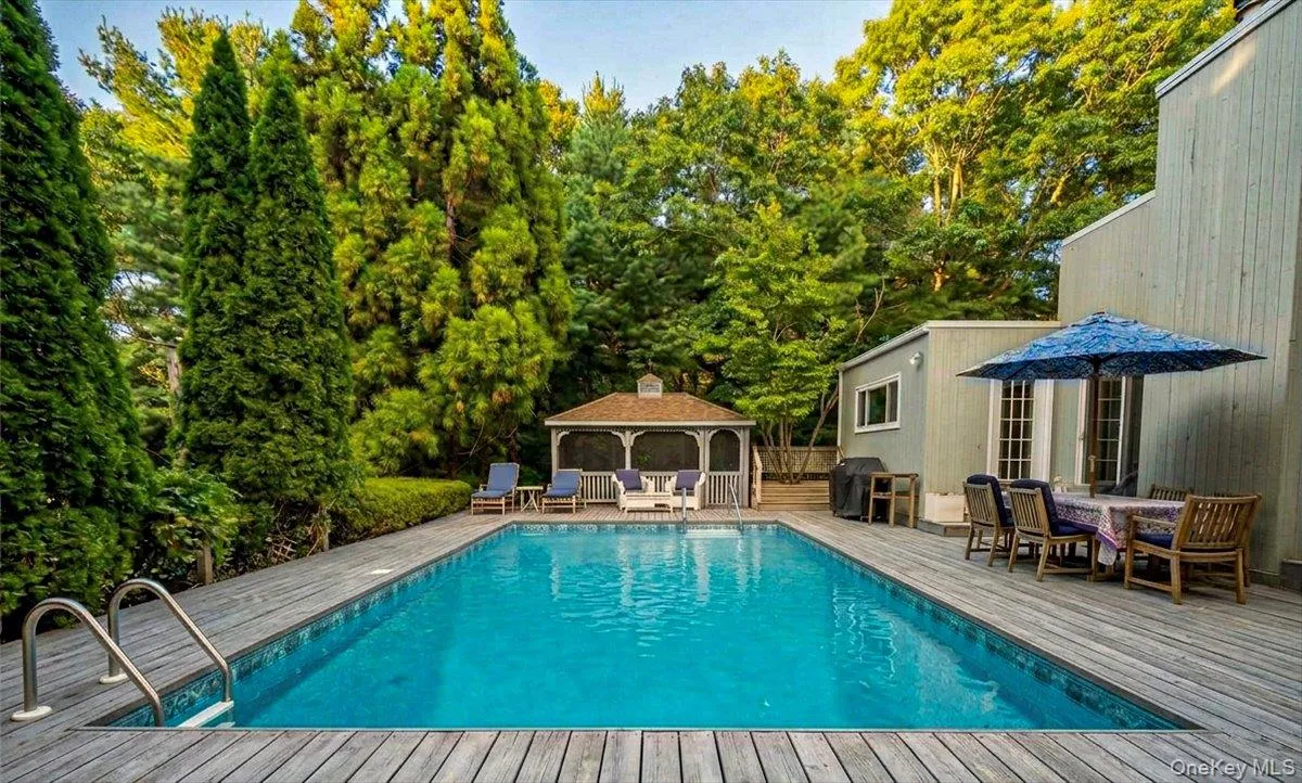 10 Glenmore Road, Southampton, New York 11946