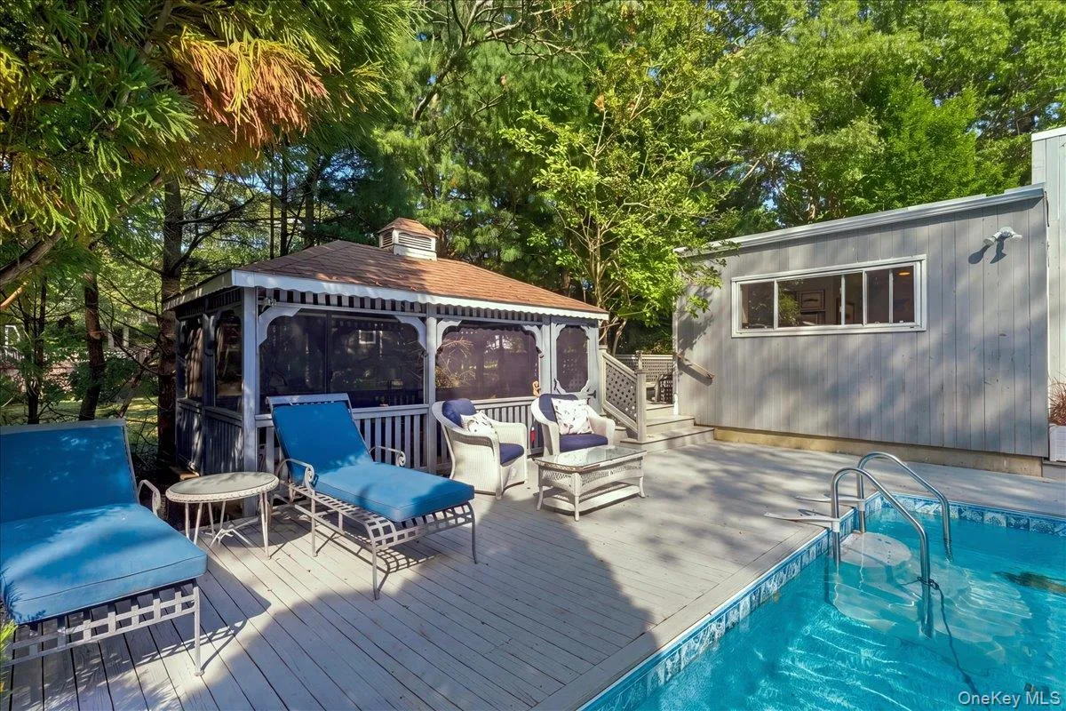 10 Glenmore Road, Southampton, New York 11946