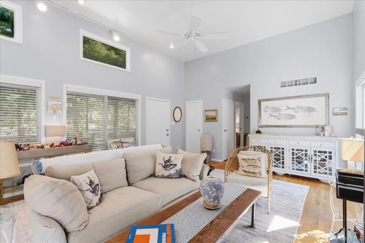 10 Glenmore Road, Southampton, New York 11946