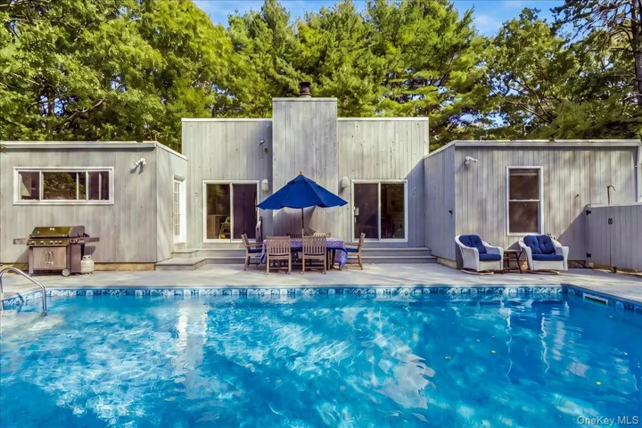 10 Glenmore Road, Southampton, New York 11946
