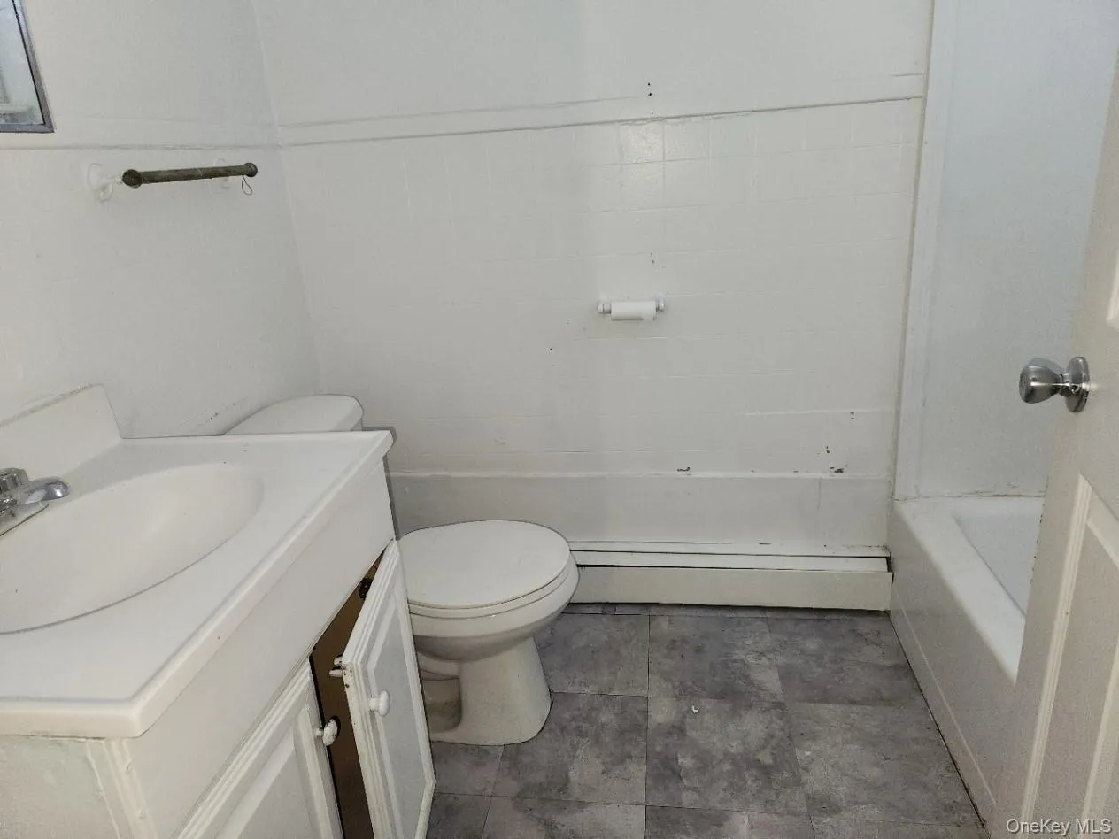 180 Main Street, Middletown, NY, 2 Bedrooms Bedrooms, 4 Rooms Rooms,1 BathroomBathrooms,Residential Lease,For Rent,Main,0,1053727 180 Main Street, Middletown, NY, 2 Bedrooms Bedrooms, 4 Rooms Rooms,1 BathroomBathrooms,Residential Lease,For Rent,Main,0,1053727