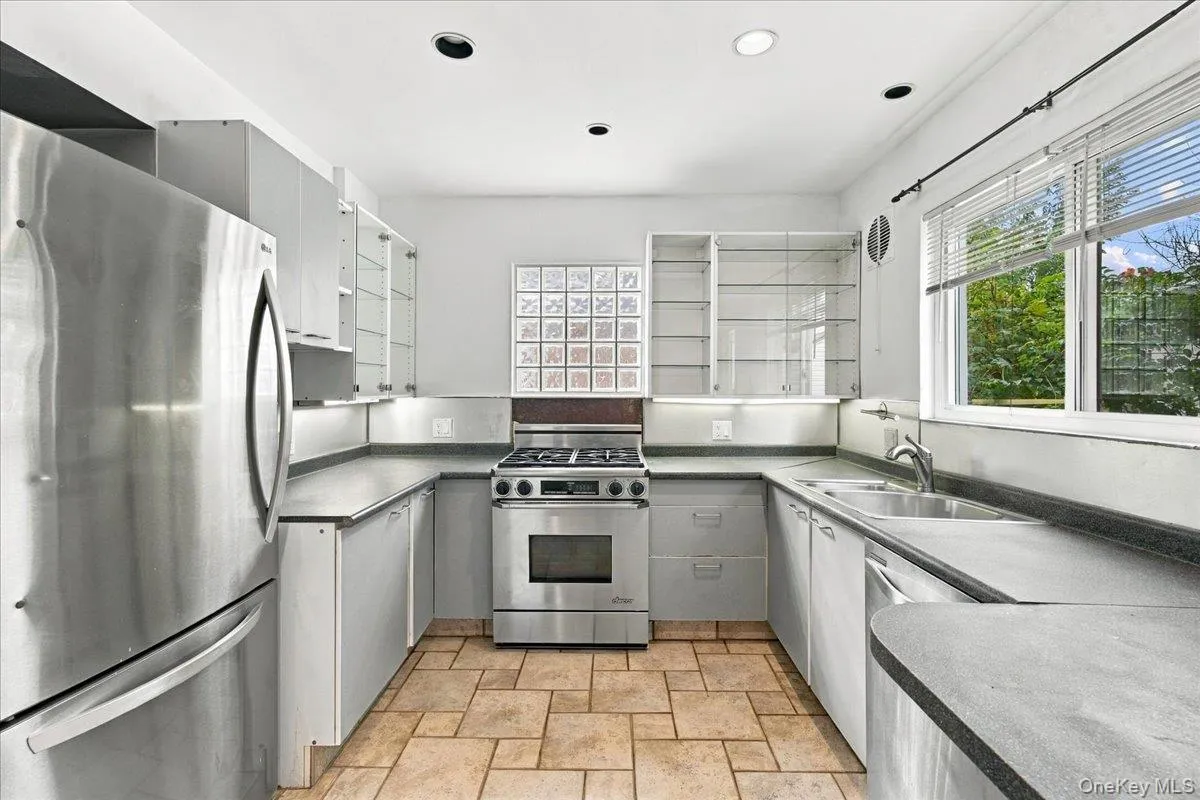 973 3rd Street, North Hempstead, NY, 4 Bedrooms Bedrooms, 6 Rooms Rooms,3 BathroomsBathrooms,Residential,For Rent,3rd,0,1053805 973 3rd Street, North Hempstead, NY, 4 Bedrooms Bedrooms, 6 Rooms Rooms,3 BathroomsBathrooms,Residential,For Rent,3rd,0,1053805