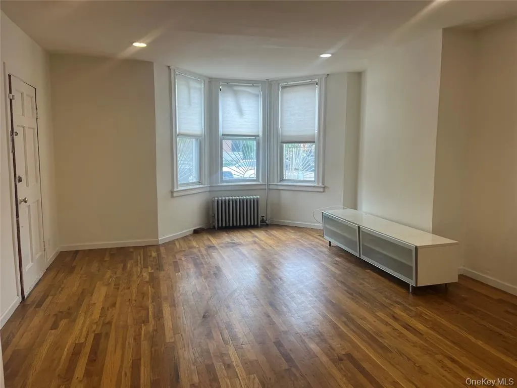 99-22 34th Ave, New York, NY, 3 Bedroom Bedrooms, 6 Room Rooms,1 BathroomBathrooms,Residential Lease,For Rent,34th Ave,0,1053843 99-22 34th Ave, New York, NY, 3 Bedroom Bedrooms, 6 Room Rooms,1 BathroomBathrooms,Residential Lease,For Rent,34th Ave,0,1053843