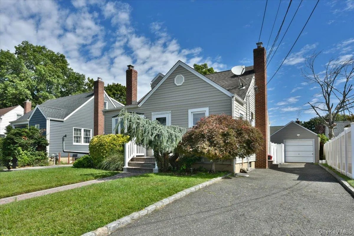 413 Stewart Avenue, Hempstead, NY, 3 Bedrooms Bedrooms, 7 Rooms Rooms,2 BathroomsBathrooms,Residential,For Rent,Stewart,0,1053873 413 Stewart Avenue, Hempstead, NY, 3 Bedrooms Bedrooms, 7 Rooms Rooms,2 BathroomsBathrooms,Residential,For Rent,Stewart,0,1053873