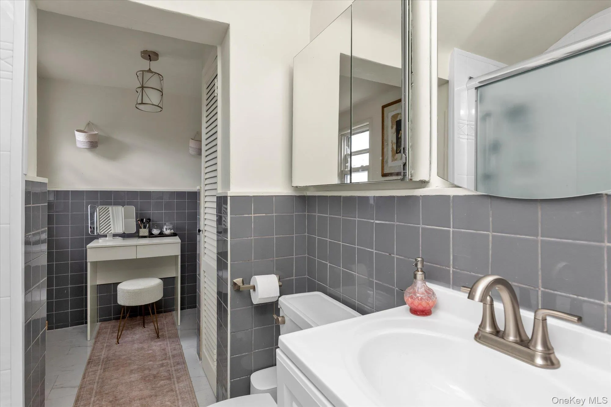 Large Bath with Make-up Area Large Bath with Make-up Area