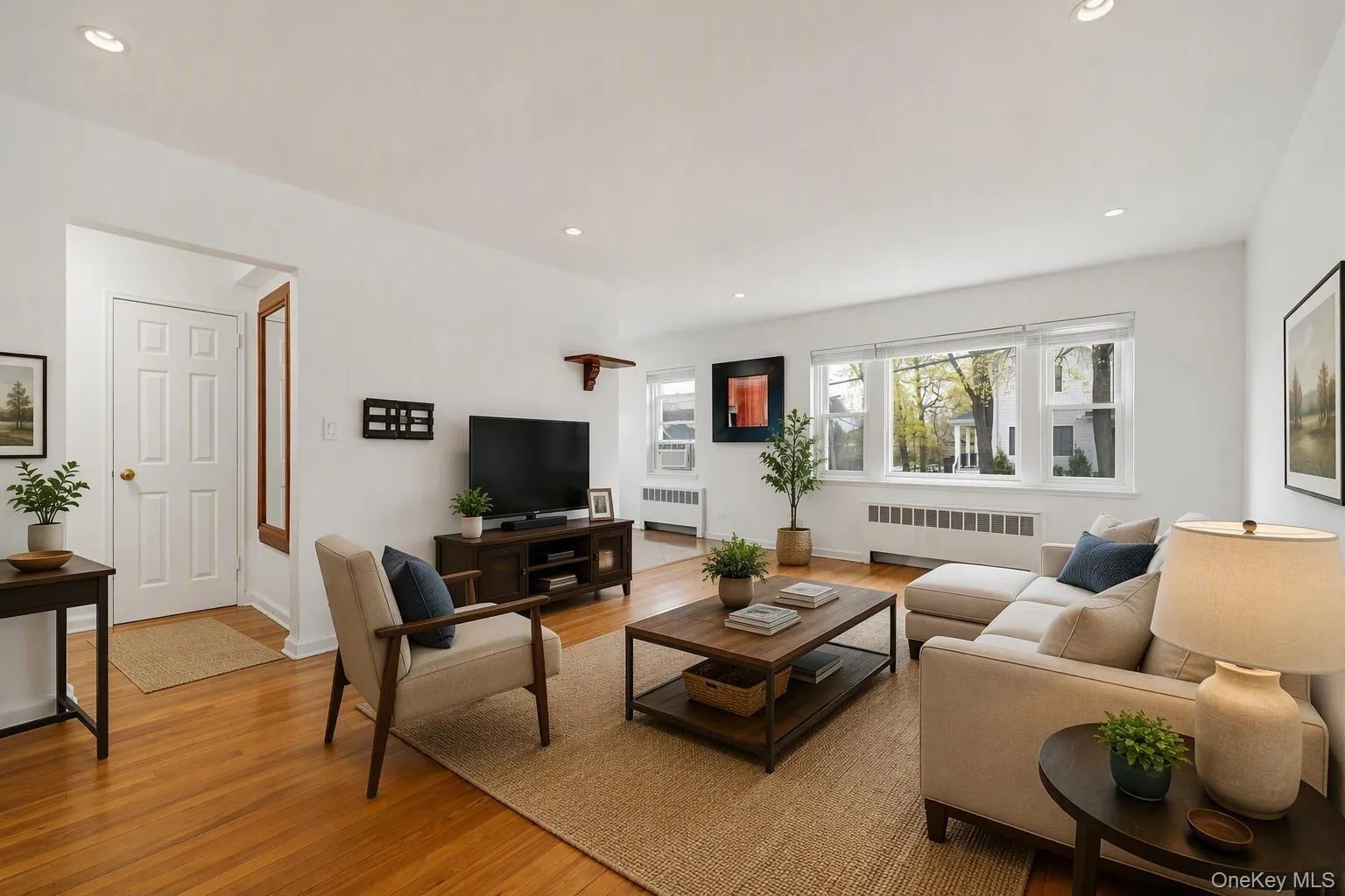 Duplex with hardwood floors and close to all! Virtually staged Duplex with hardwood floors and close to all! Virtually staged