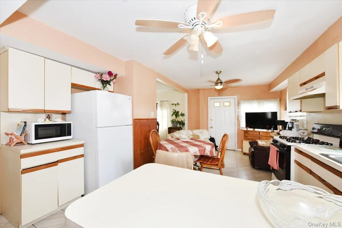 403 Oak Street, Babylon, NY, 4 Bedrooms Bedrooms, 10 Rooms Rooms,2 BathroomsBathrooms,Residential,For Rent,Oak,0,1054015 403 Oak Street, Babylon, NY, 4 Bedrooms Bedrooms, 10 Rooms Rooms,2 BathroomsBathrooms,Residential,For Rent,Oak,0,1054015