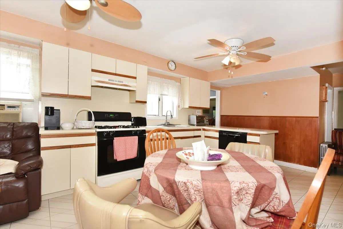 403 Oak Street, Babylon, NY, 4 Bedrooms Bedrooms, 10 Rooms Rooms,2 BathroomsBathrooms,Residential,For Rent,Oak,0,1054015 403 Oak Street, Babylon, NY, 4 Bedrooms Bedrooms, 10 Rooms Rooms,2 BathroomsBathrooms,Residential,For Rent,Oak,0,1054015