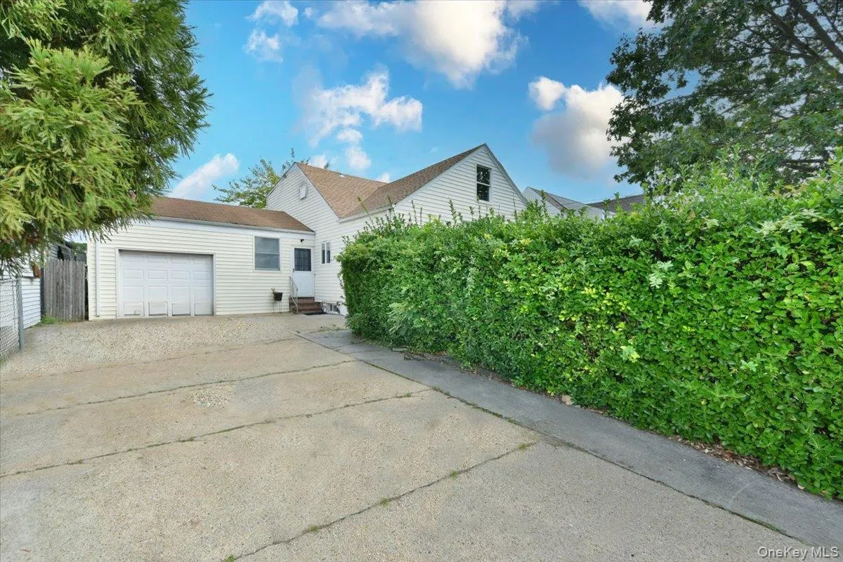 403 Oak Street, Babylon, NY, 4 Bedrooms Bedrooms, 10 Rooms Rooms,2 BathroomsBathrooms,Residential,For Rent,Oak,0,1054015 403 Oak Street, Babylon, NY, 4 Bedrooms Bedrooms, 10 Rooms Rooms,2 BathroomsBathrooms,Residential,For Rent,Oak,0,1054015