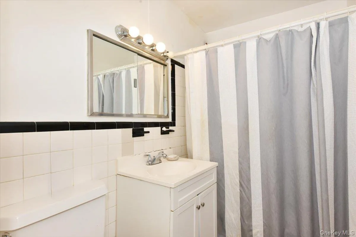 403 Oak Street, Babylon, NY, 4 Bedrooms Bedrooms, 10 Rooms Rooms,2 BathroomsBathrooms,Residential,For Rent,Oak,0,1054015 403 Oak Street, Babylon, NY, 4 Bedrooms Bedrooms, 10 Rooms Rooms,2 BathroomsBathrooms,Residential,For Rent,Oak,0,1054015
