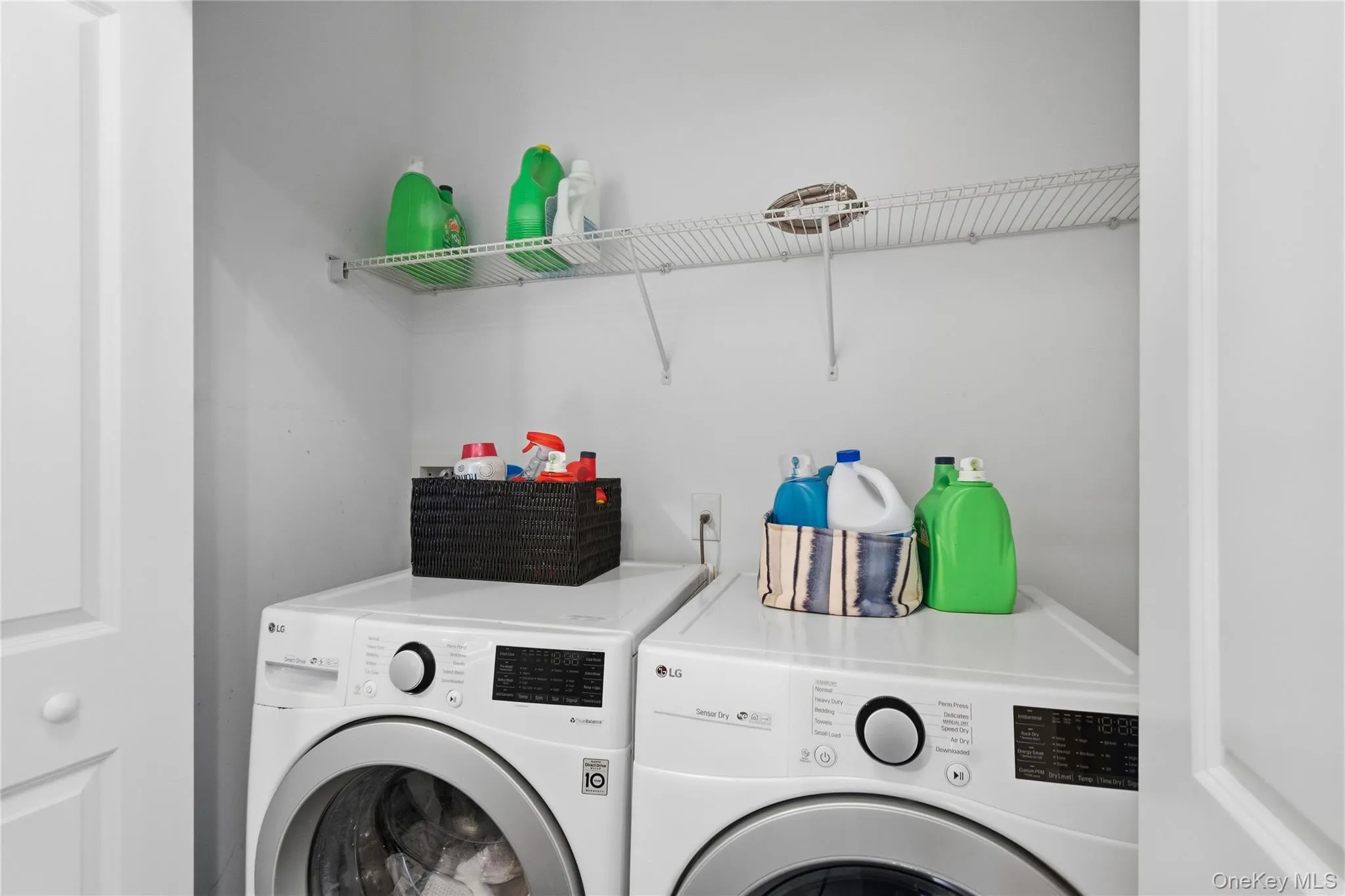 11 Silver Spruce Way, Smithtown, NY, 2 Bedroom Bedrooms, 9 Room Rooms,2 BathroomBathrooms,Residential Lease,For Rent,Silver Spruce,0,1054018 11 Silver Spruce Way, Smithtown, NY, 2 Bedroom Bedrooms, 9 Room Rooms,2 BathroomBathrooms,Residential Lease,For Rent,Silver Spruce,0,1054018