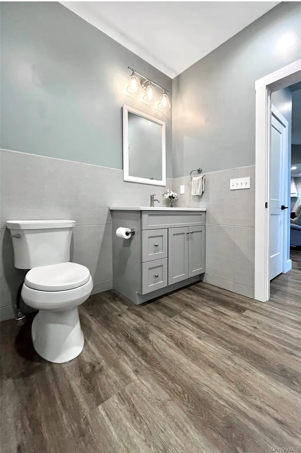 Main / Hallway bath Main / Hallway bath