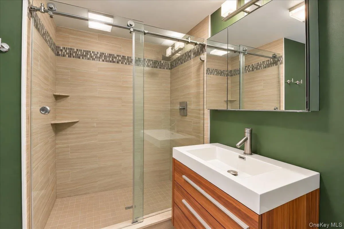 Fully renovated walk-in shower Fully renovated walk-in shower