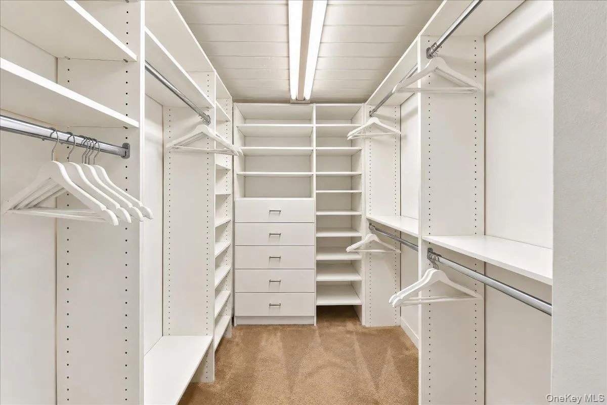 Luxurious customized cabinets and shelving Luxurious customized cabinets and shelving