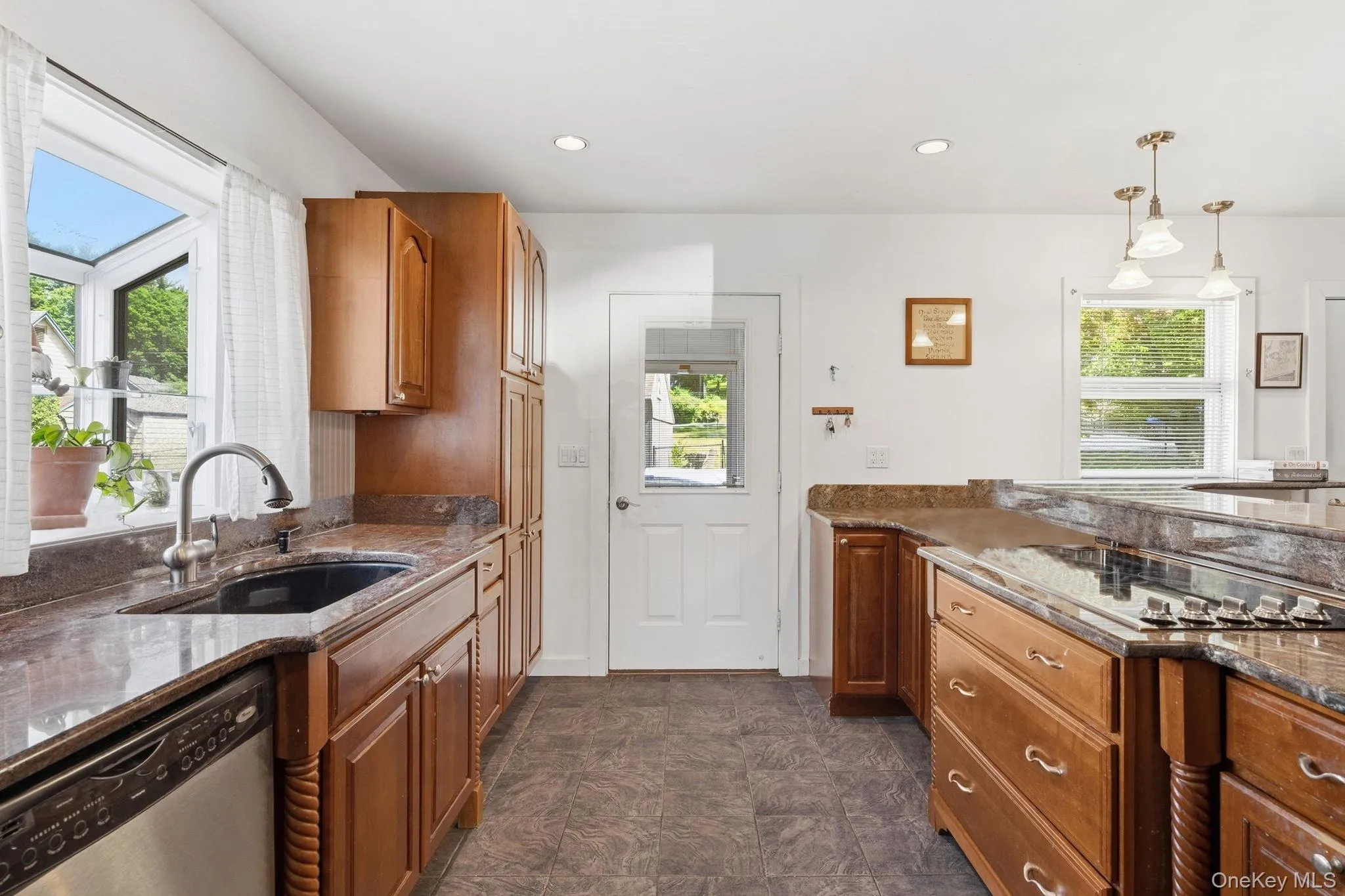 Stainless steel appliances meet classic finishes Stainless steel appliances meet classic finishes