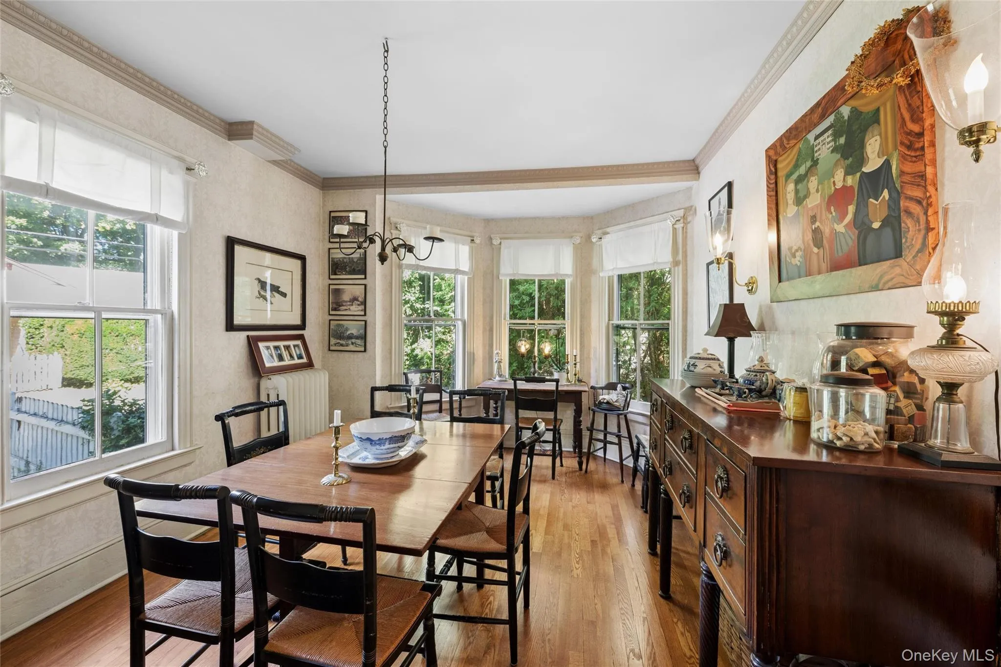 Dining room with bay window Dining room with bay window