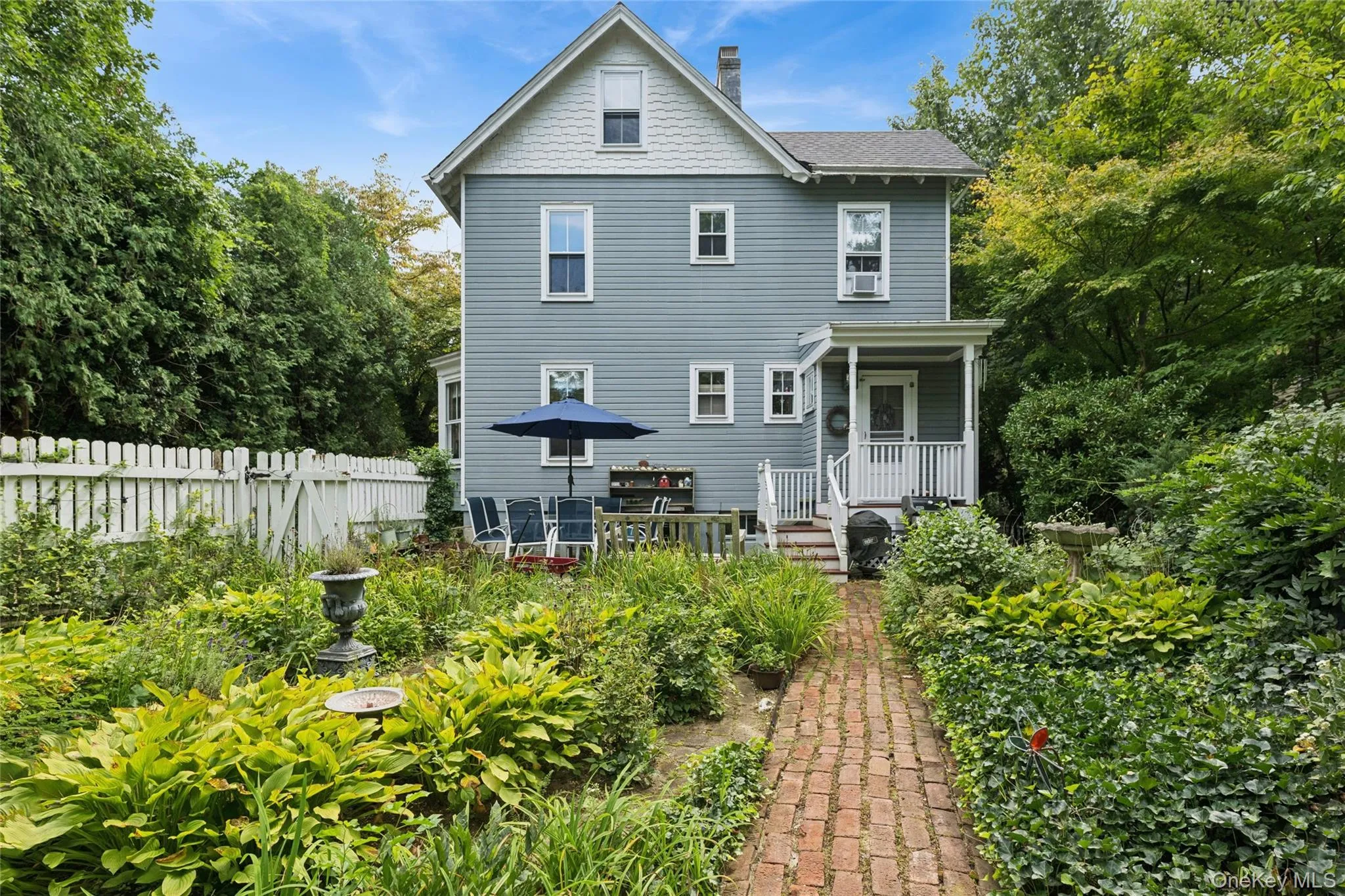 Romantic garden with plenty of space to entertain Romantic garden with plenty of space to entertain
