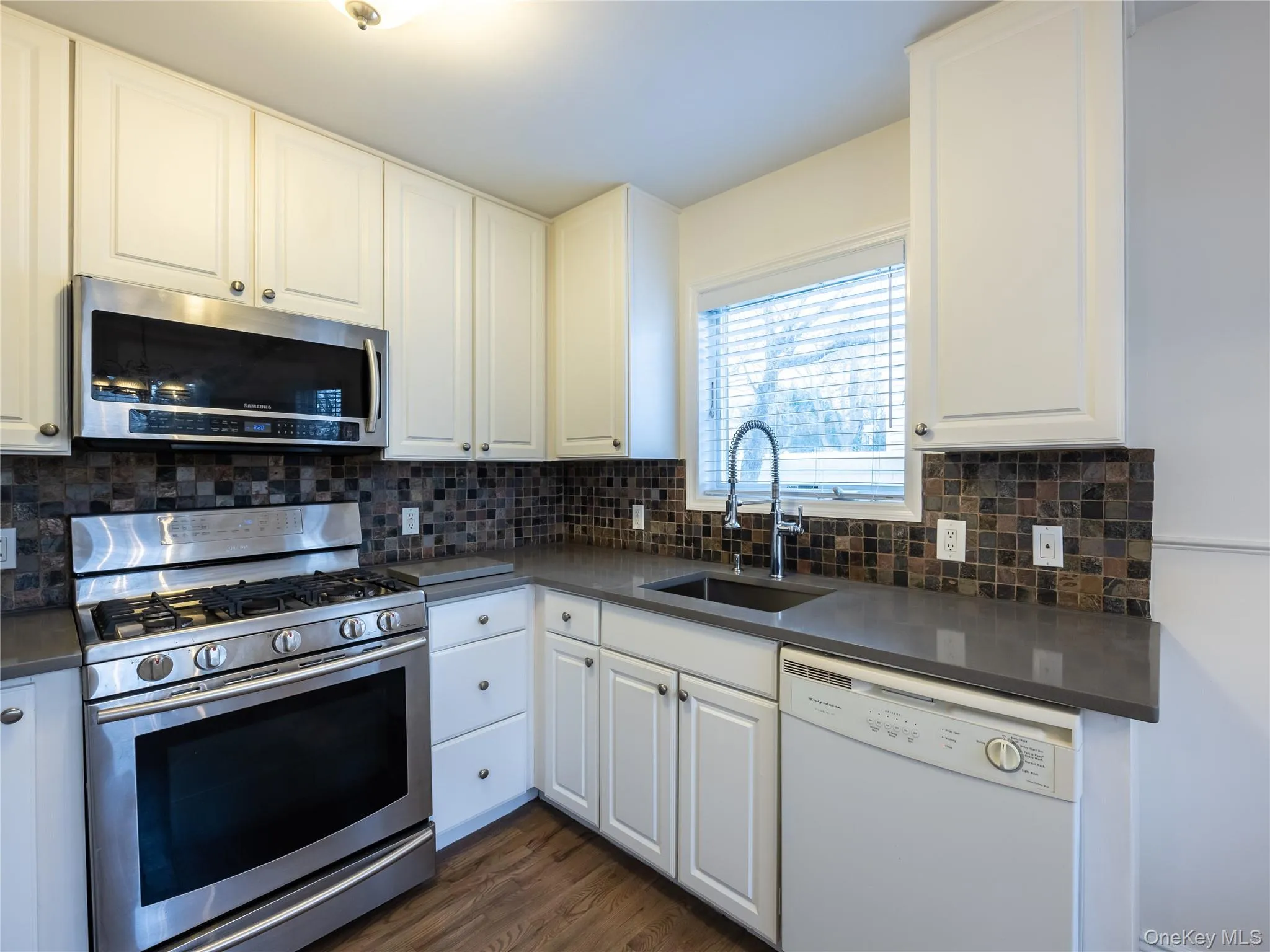 21 Marwood Road, North Hempstead, NY, 2 Bedrooms Bedrooms, 4 Rooms Rooms,2 BathroomsBathrooms,Residential Lease,For Rent,Marwood,0,1054135 21 Marwood Road, North Hempstead, NY, 2 Bedrooms Bedrooms, 4 Rooms Rooms,2 BathroomsBathrooms,Residential Lease,For Rent,Marwood,0,1054135