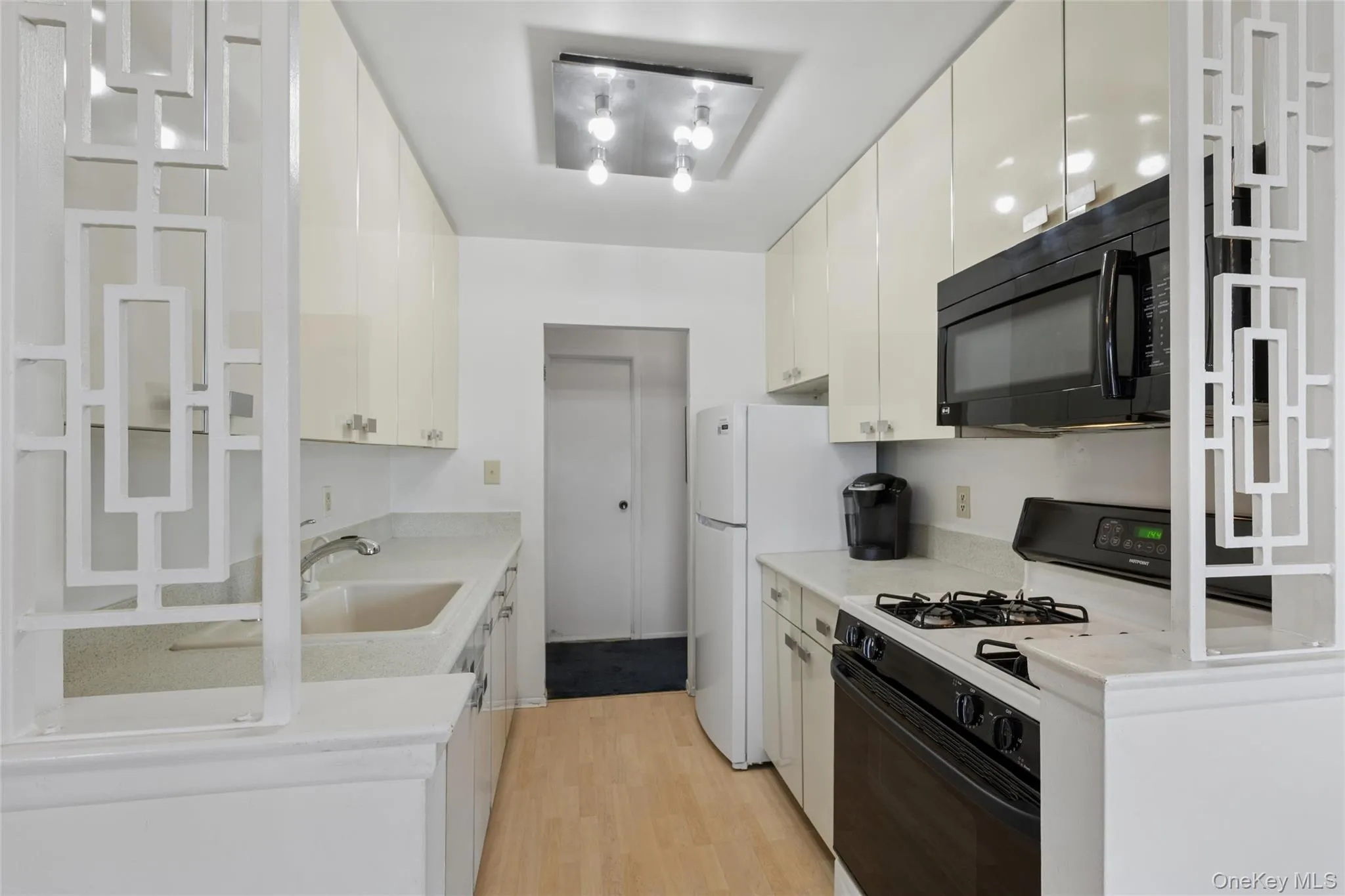 Modern Kitchen Tons of Storage, Dishwasher & Microwave Modern Kitchen Tons of Storage, Dishwasher & Microwave