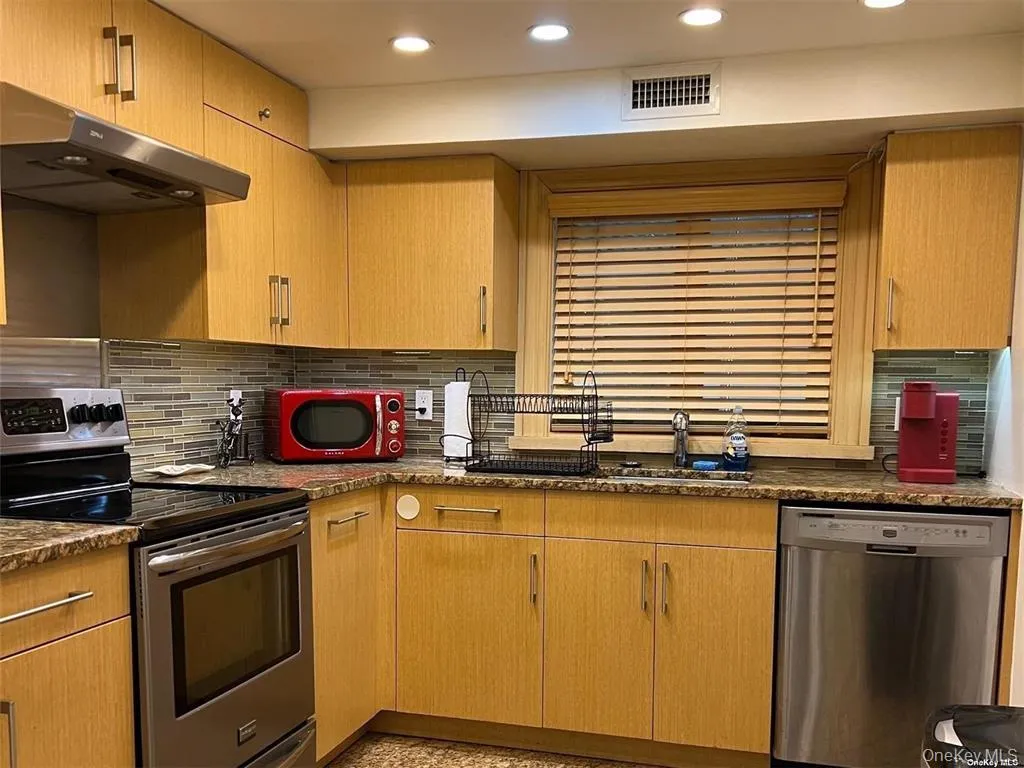 548 Strong Avenue, Babylon, NY, 2 Bedrooms Bedrooms, 4 Rooms Rooms,2 BathroomsBathrooms,Residential Lease,For Rent,Strong,0,1054178 548 Strong Avenue, Babylon, NY, 2 Bedrooms Bedrooms, 4 Rooms Rooms,2 BathroomsBathrooms,Residential Lease,For Rent,Strong,0,1054178